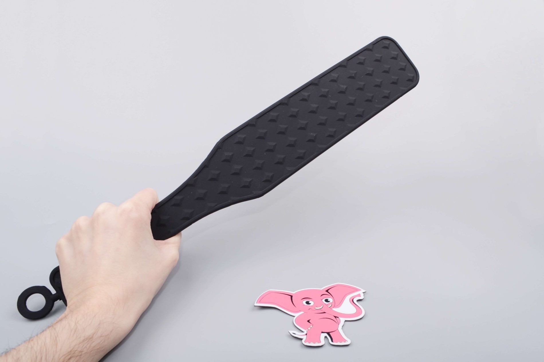 Silikonová plácačka Black Spanker, v ruce