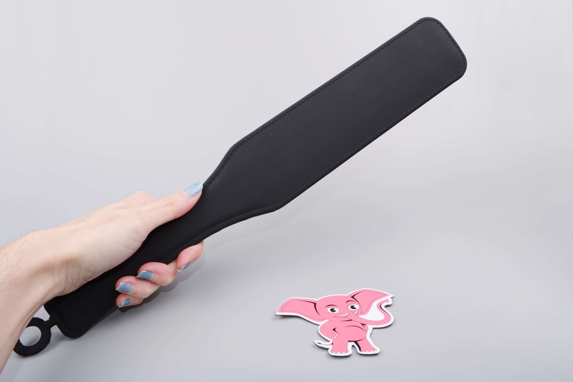 Silikonová plácačka Black Spanker, v ruce