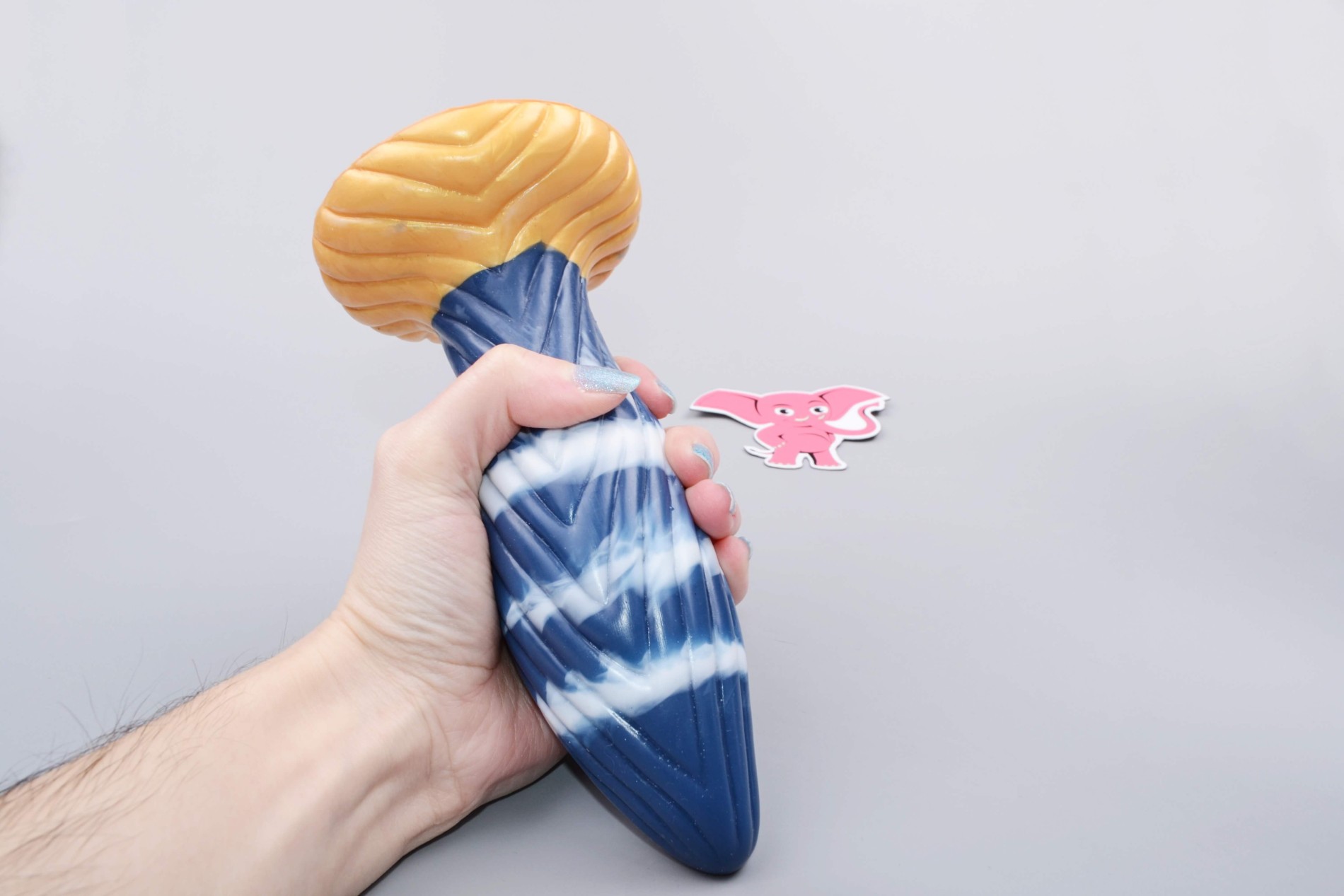 Monster dildo Behemot (17,5 cm), v ruce