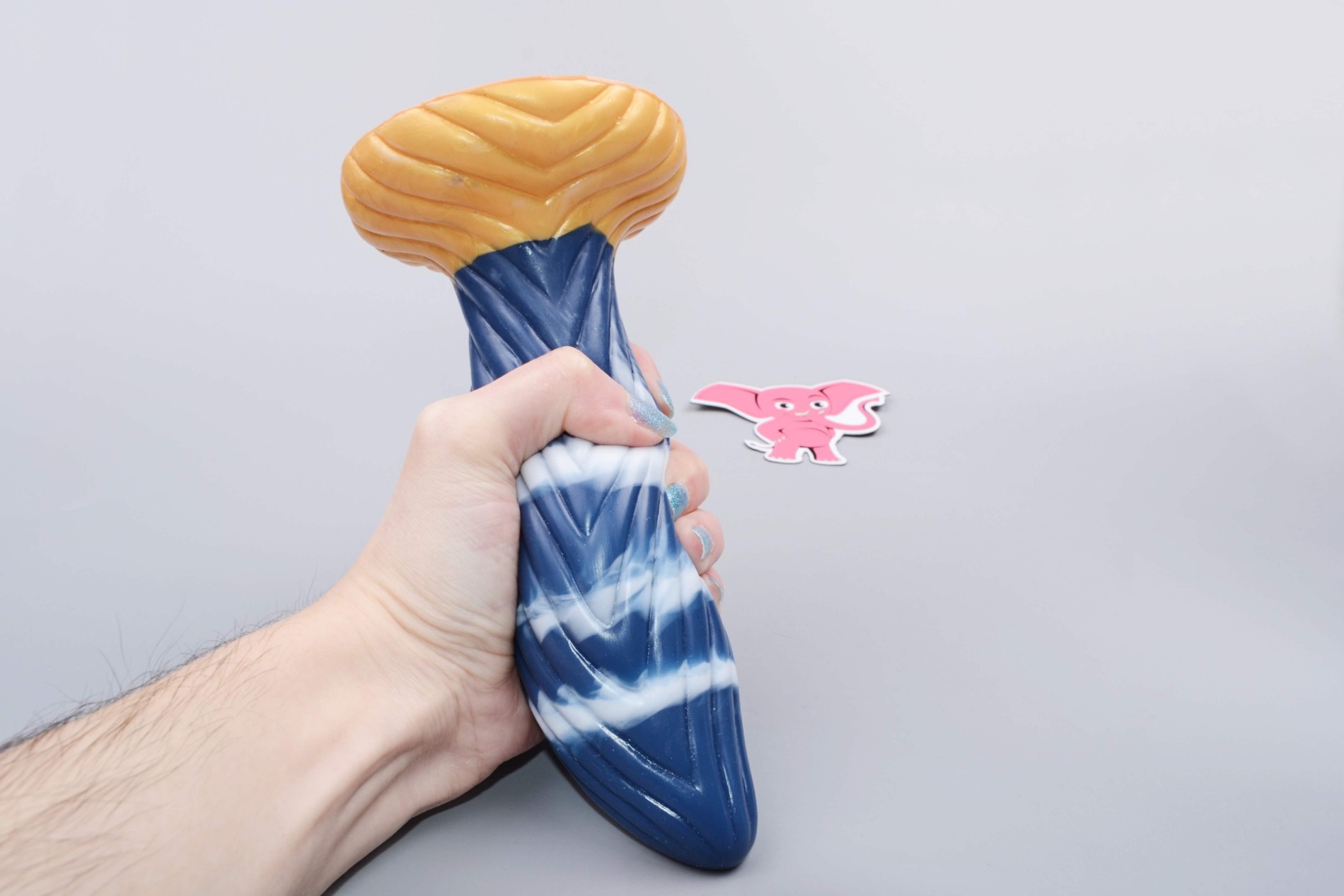 Monster dildo Behemot (17,5 cm), v ruce