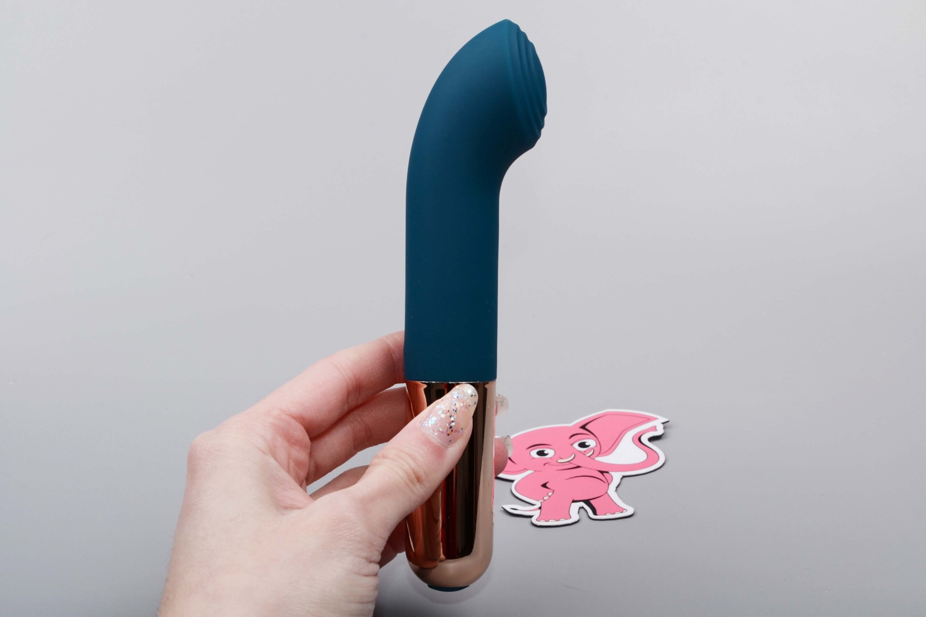 Silikonový vibrátor G Spotix, v ruce