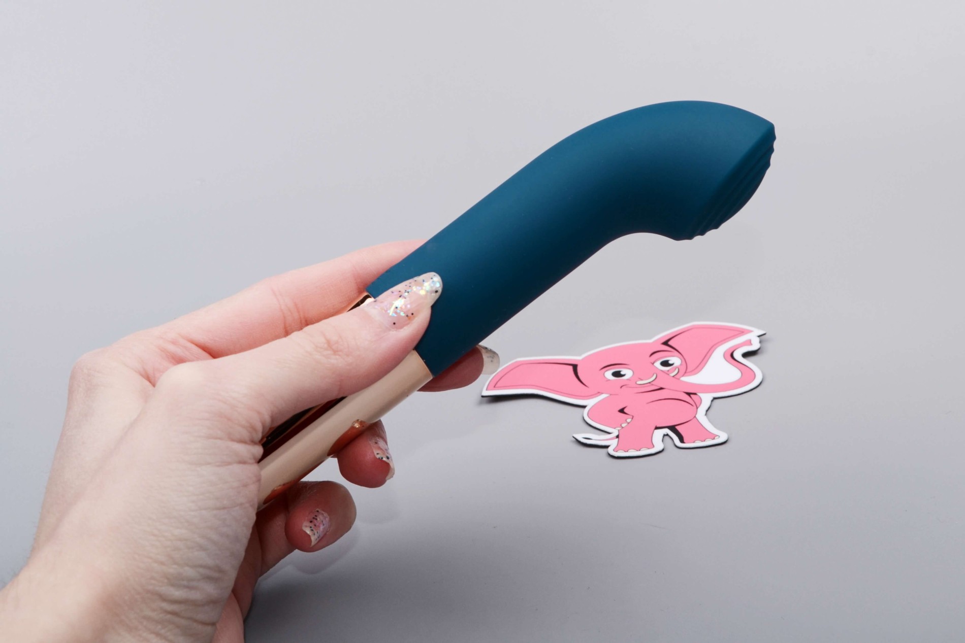 Silikonový vibrátor G Spotix, v ruce