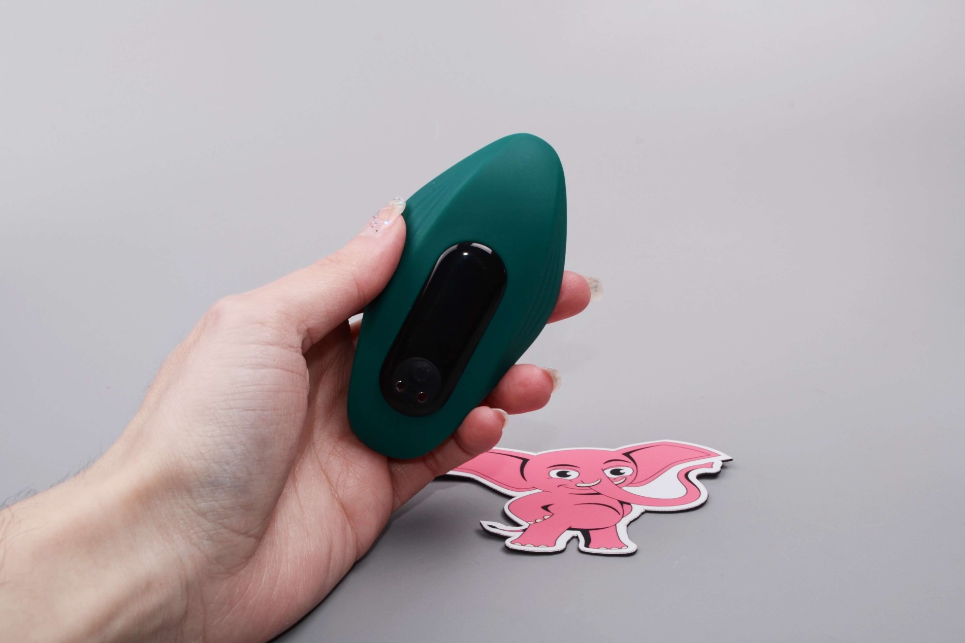 Kalhotkový vibrátor Pantie Party s dálkovým ovládáním, v ruce