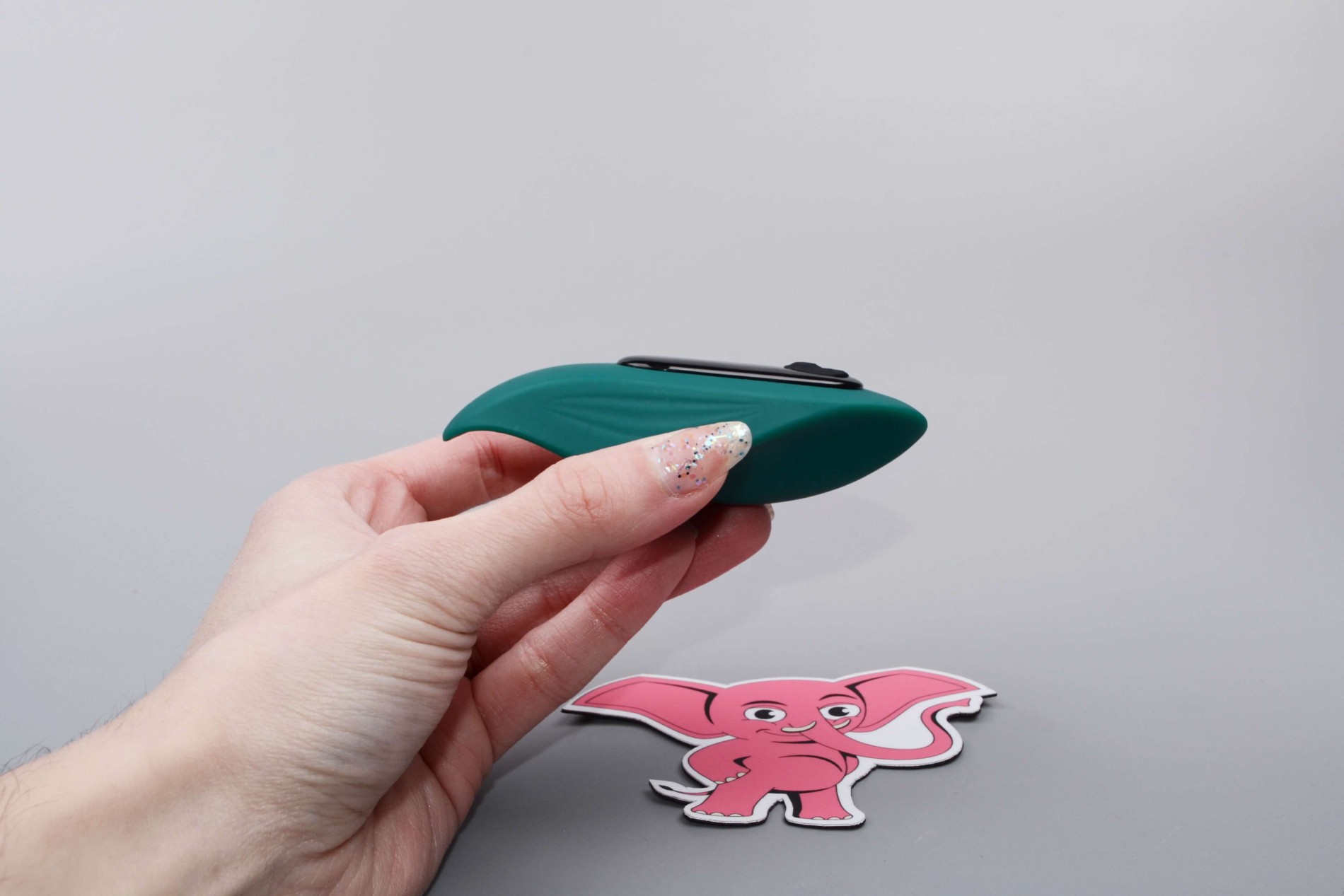 Kalhotkový vibrátor Pantie Party s dálkovým ovládáním, v ruce