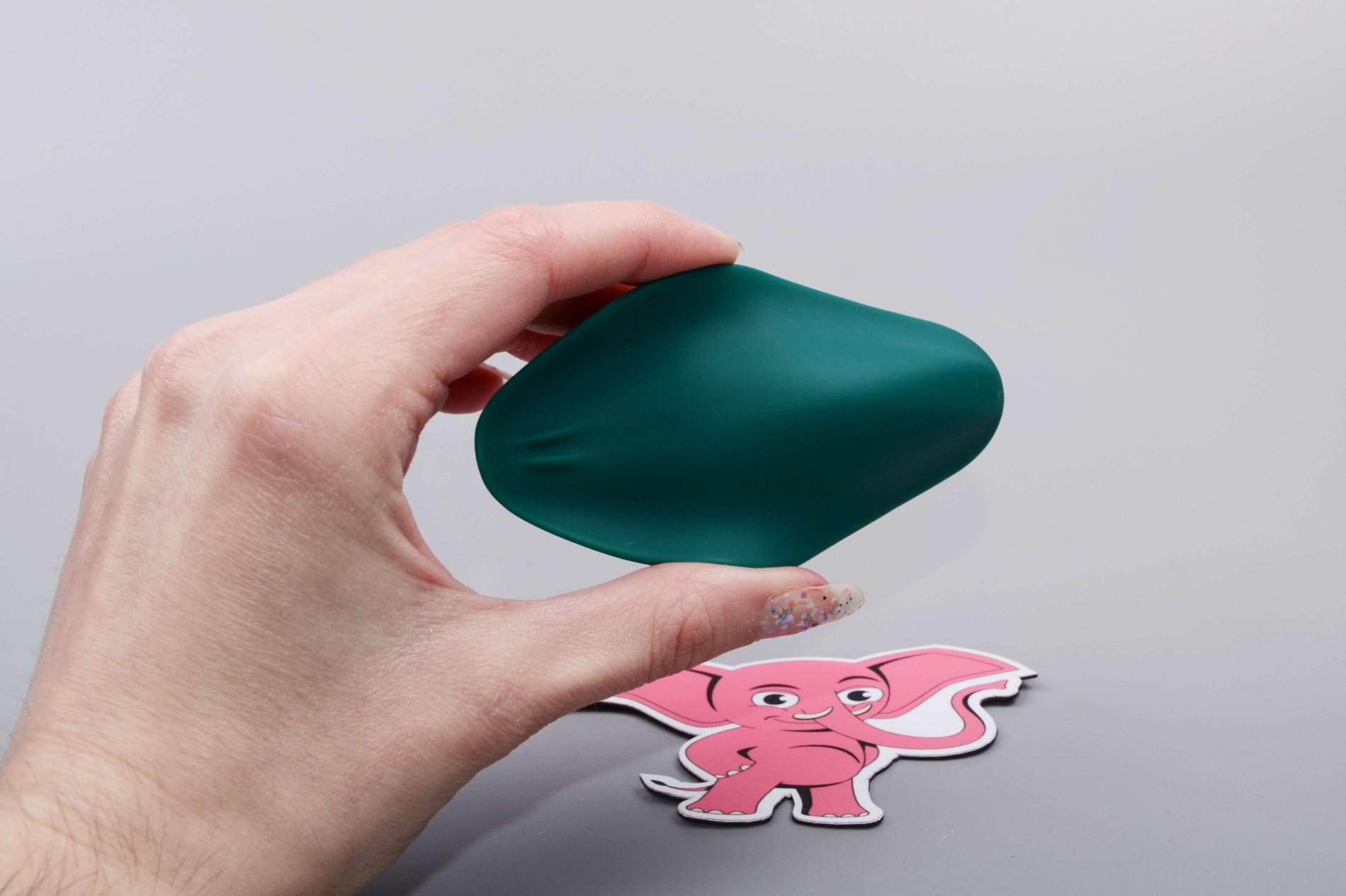 Kalhotkový vibrátor Pantie Party s dálkovým ovládáním, v ruce