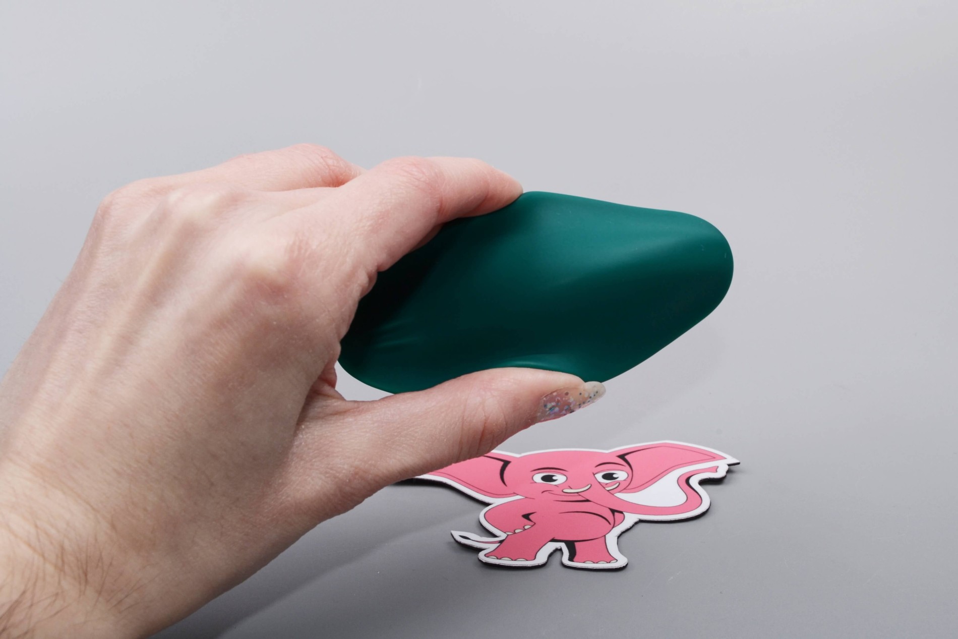 Kalhotkový vibrátor Pantie Party s dálkovým ovládáním, v ruce