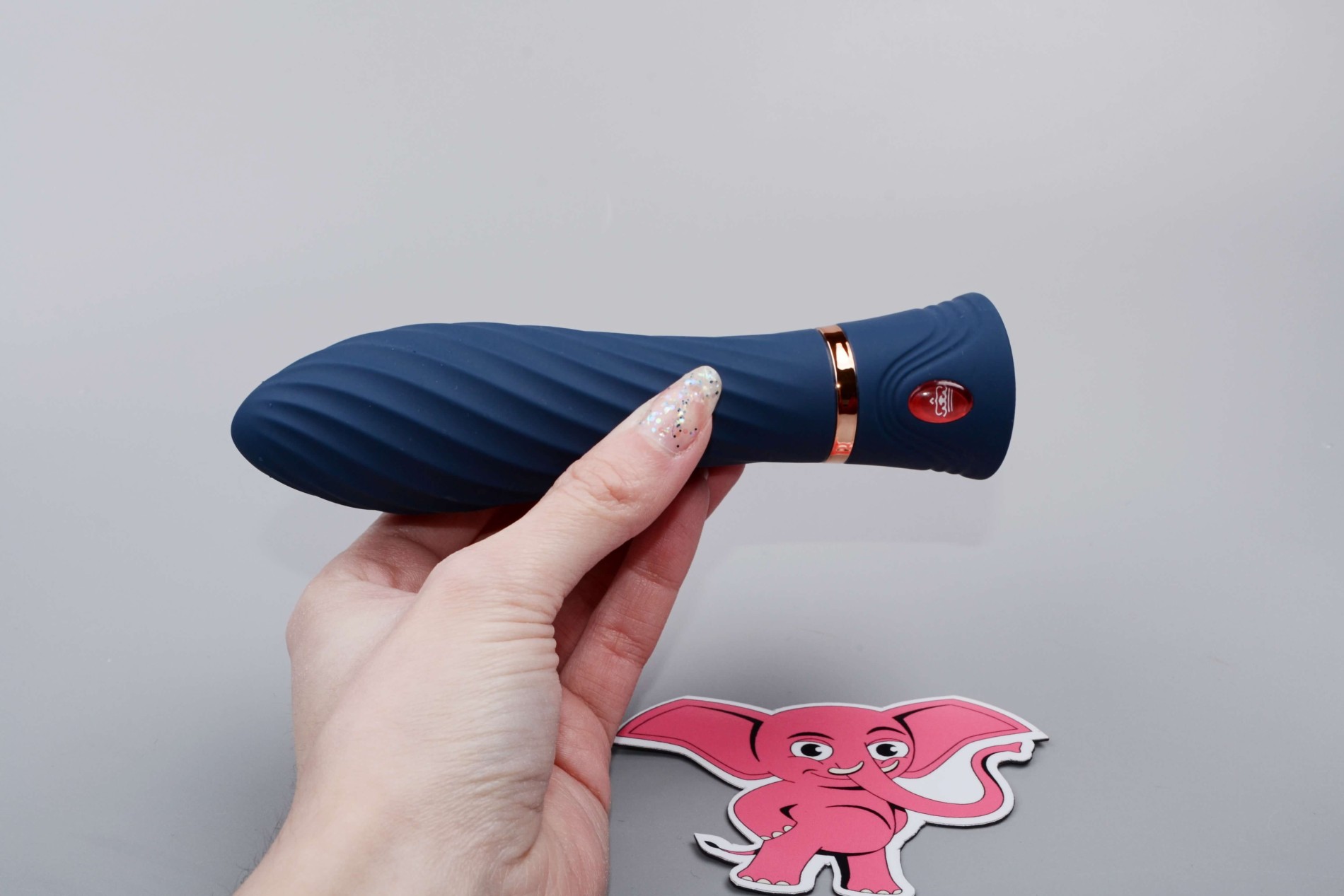 Vibrátor z dvojitého silikonu Blue Velvet, v ruce