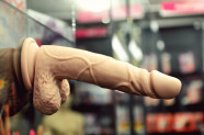 Dildo s přísavkou a varlaty Silicone (18 cm), v prodejně