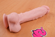 Dildo s přísavkou a varlaty Maxim (24 cm) – na stole