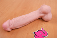 Dildo s přísavkou a varlaty Maxim (24 cm)– na stole