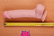 Dildo s přísavkou a varlaty Maxim (24 cm) – měříme