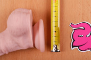 Dildo s přísavkou a varlaty Maxim (24 cm) – měříme