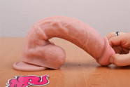 Dildo s přísavkou a varlaty Maxim (24 cm) – pružnost