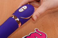 Vibrátor Front Row Purple – v ruce, detail ovládání