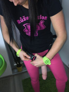 Dominika zkouší připínací King Cock XL