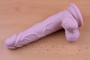 Dildo s přísavkou a varlaty Silicone (18 cm), na stole