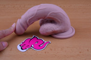 Dildo s přísavkou a varlaty Silicone (18 cm), zkoušíme ohebnost