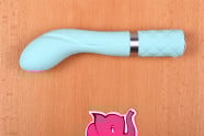 Silikonový vibrátor Sassy Aquamarine, na stole