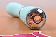 Silikonový vibrátor Sassy Aquamarine, záběr na tovládání