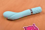 Silikonový vibrátor Sassy Aquamarine, na stole