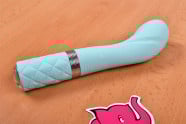 Silikonový vibrátor Sassy Aquamarine, na stole