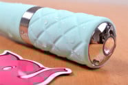 Silikonový vibrátor Sassy Aquamarine, na stole
