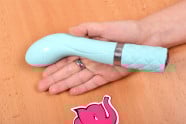 Silikonový vibrátor Sassy Aquamarine, v ruce