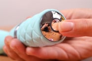 Silikonový vibrátor Sassy Aquamarine, záběr na ovládání