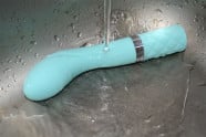 Silikonový vibrátor Sassy Aquamarine, pod tekoucí vodou