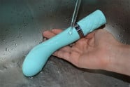 Silikonový vibrátor Sassy Aquamarine, pod tekoucí vodou