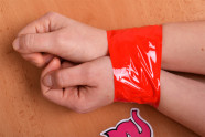 Bondážní páska Rouge – svázané ruce páskou