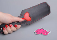 Kožená plácačka BlackRed, v ruce