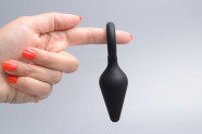 Anální kolík s očkem Soft Feel, v ruce