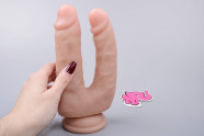Realistické dildo Double Pleasure (18 cm), v ruce