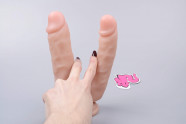 Realistické dildo Double Pleasure (18 cm), v ruce