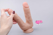 Realistické dildo Double Pleasure (18 cm), v ruce