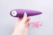 Tlakový vibrátor Birdie Boo, v ruce