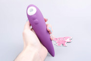 Tlakový vibrátor Birdie Boo, v ruce
