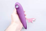 Tlakový vibrátor Birdie Boo, v ruce