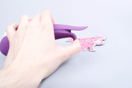 Tlakový vibrátor Birdie Boo, v ruce
