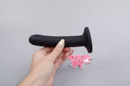 Anální dildo s přísavkou Matter Of The Heart (14,5 cm), v ruce