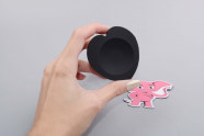 Anální dildo s přísavkou Matter Of The Heart (14,5 cm), v ruce