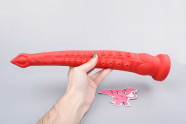 Monster dildo s přísavkou Octopoda (32 cm), v ruce