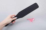 Silikonová plácačka Black Spanker, v ruce
