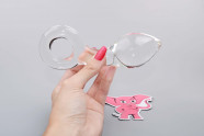 Skleněný anální kolík Glass Ring, v ruce