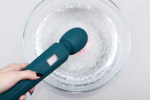 Masážní vibrátor AkuWand Next Gen (30 cm), voděodolnost