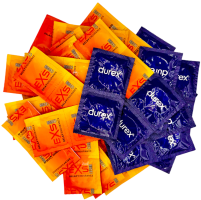 Sada znecitlivujících kondomů – Delay pack (68 ks) + silikonová pouta Handcuffs