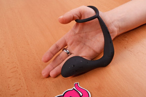 Anální kolík s erekčním kroužkem Ring & Plug, v ruce