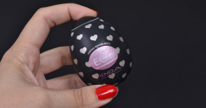 Tenga Egg Lovers masturbátor, v ruce