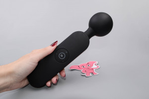 Nahřívací masážní hlavice Couple Play se třemi nástavci (21,5 cm), v ruce